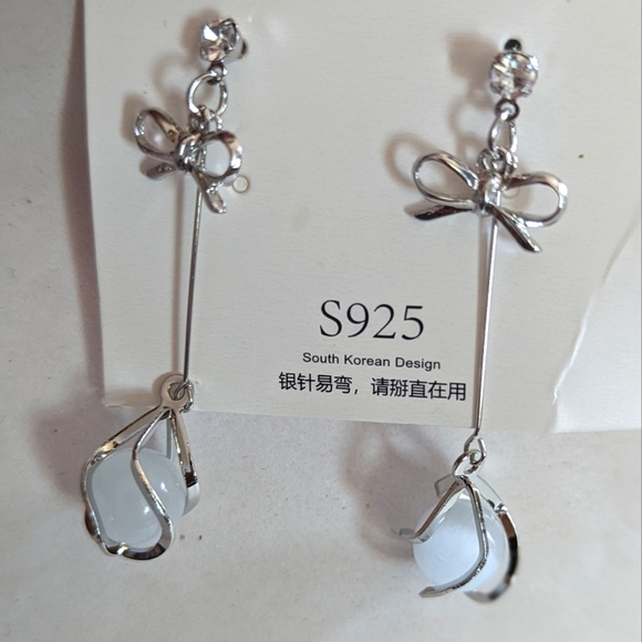 Earrings - Dangling with bow and bead - Picture 2 of 2